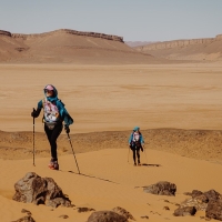 2-elles-marchent-quatre-jours-dans-le-desert